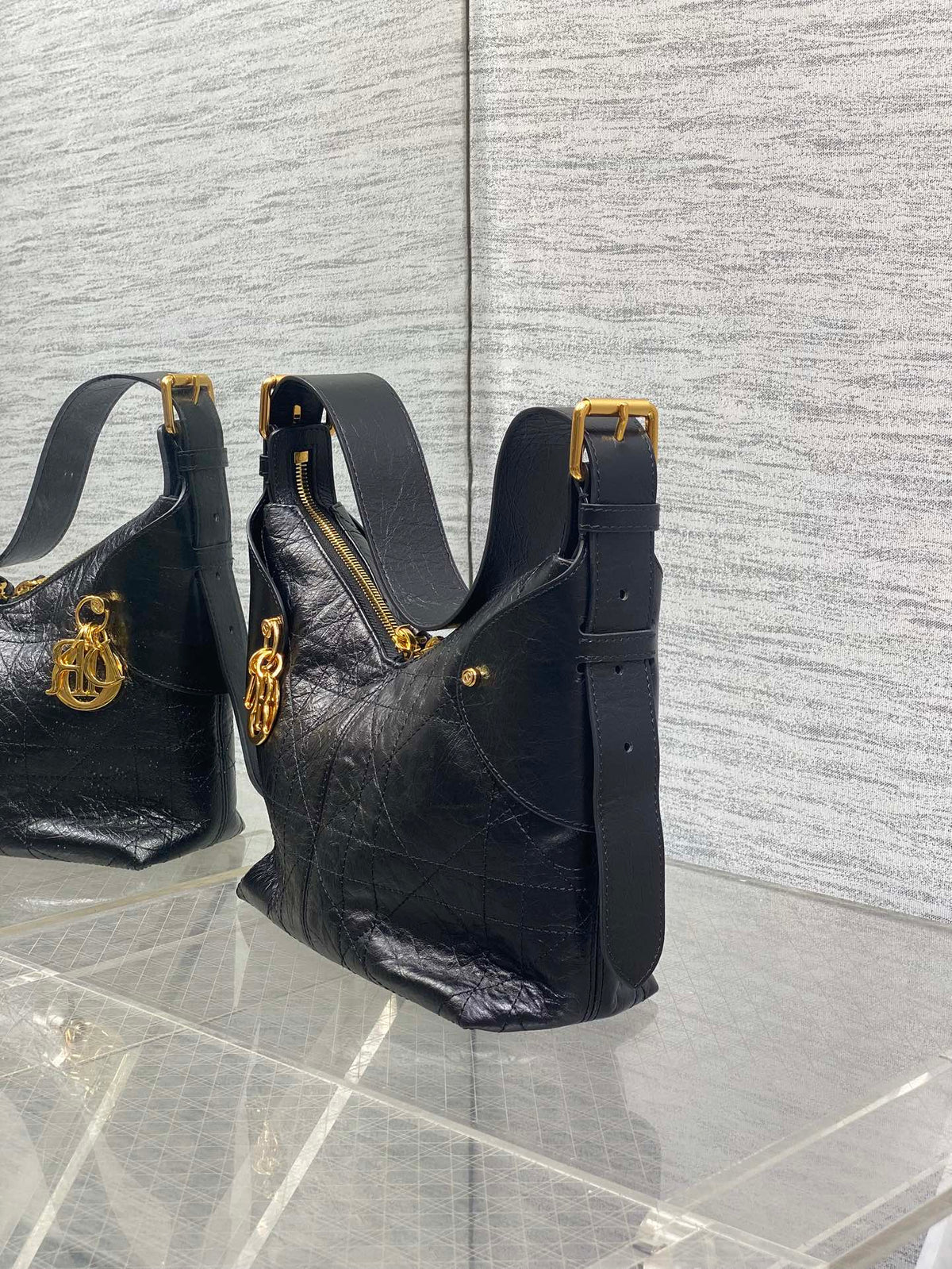 DIOR 25S SMALL VOYAGE BAG 23 IN BLACK FLAT MACROCANNAGE GRAINED GLOSSY CALFSKIN
