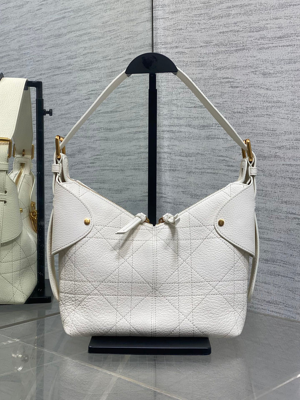 DIOR 25S SMALL VOYAGE BAG 23 IN IVORY FLAT MACROCANNAGE GRAINED CALFSKIN
